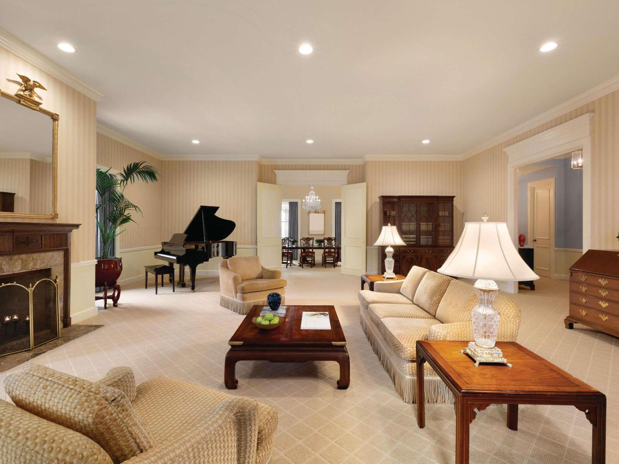 Cascade Presidential Suite One King Bed Two Bathrooms