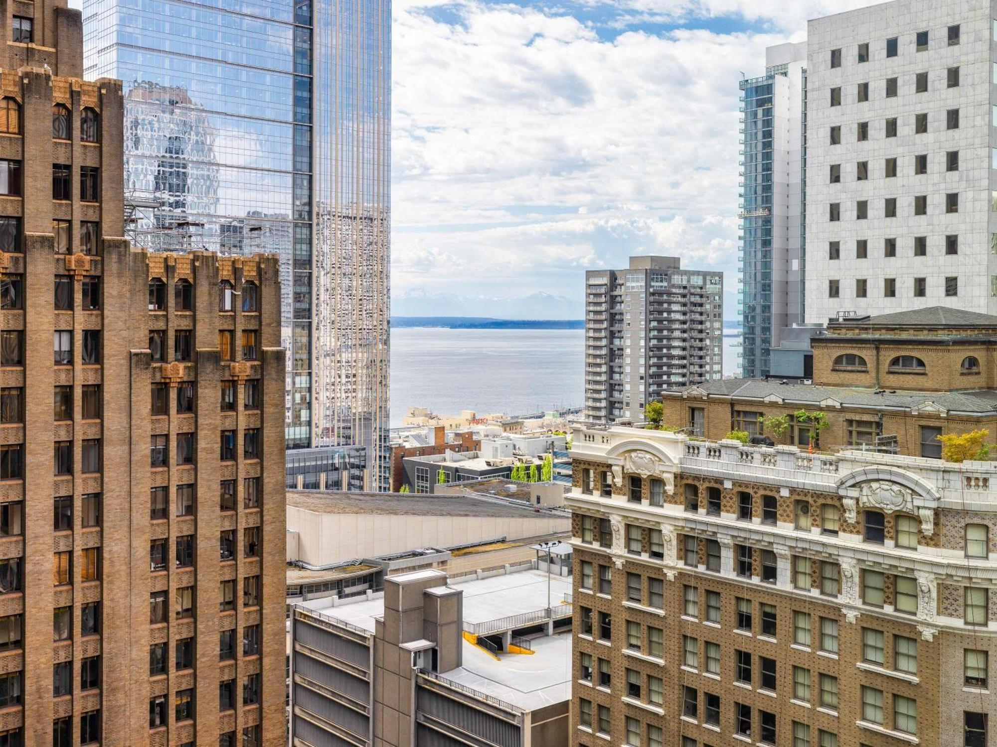 One-Bedroom King Suite Bay View